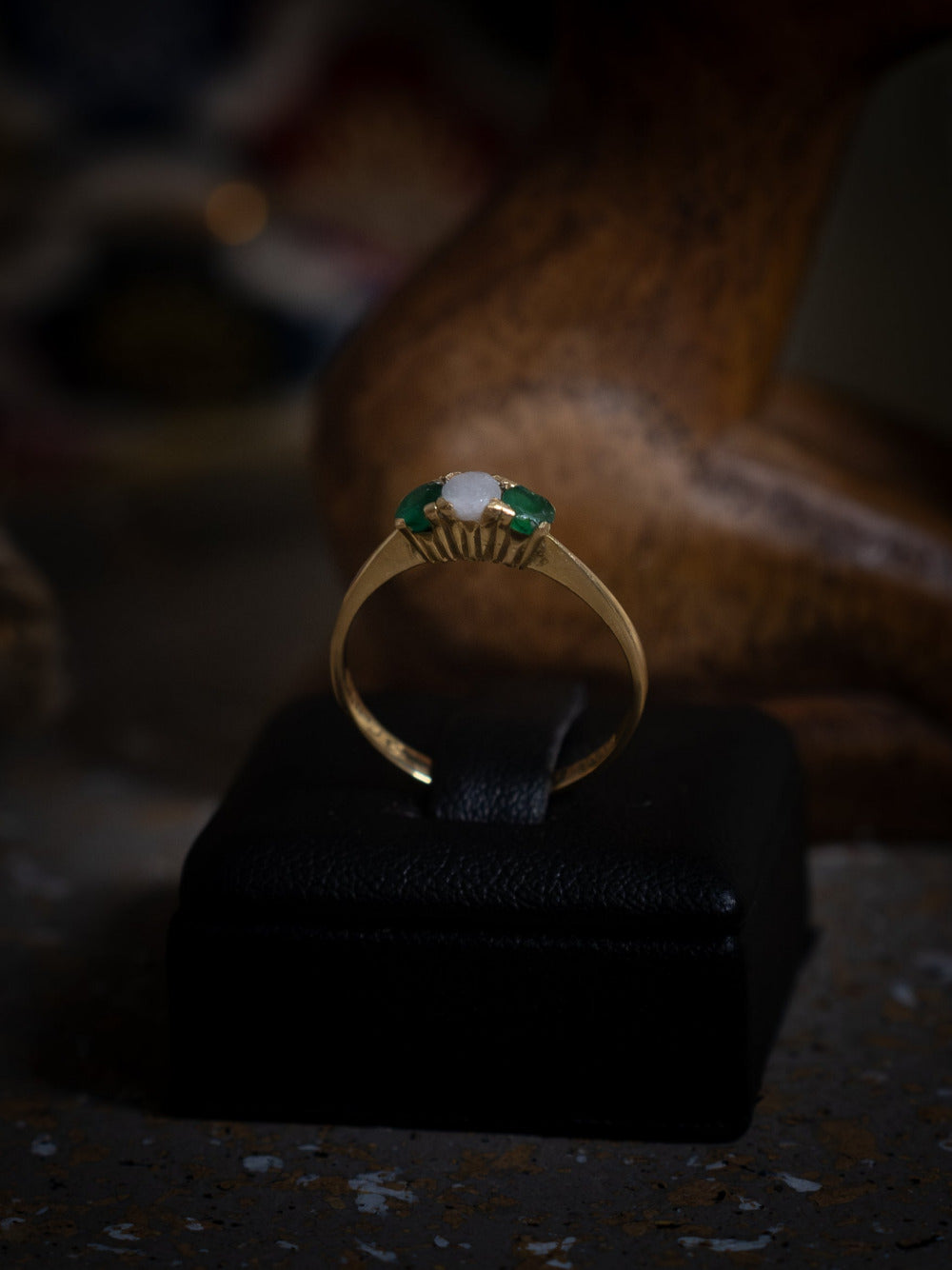 bague de fiançailles émeraudes et perle de lait maternel