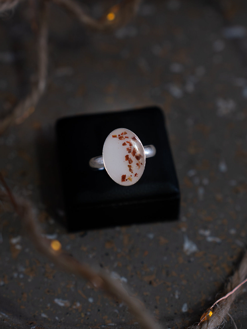 Bague Freyja - bijou au lait maternel et éclats de cordon ombilical