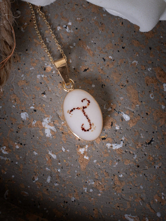 bijou au lait maternel avec lettre en cordon ombilical